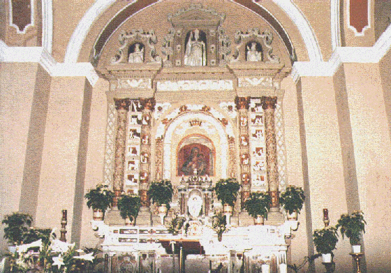 Lo stupendo compendio iconico dell'Altare Maggiore nella Chiesa Madre