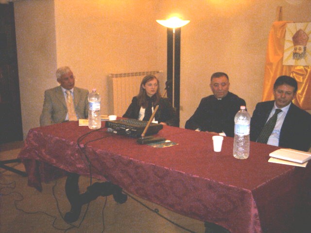 Da sx a dx: dr. Caputo (Proloco),G.Ancora (pittrice),don Leonardo (parroco), dr.Sapio (sindaco)